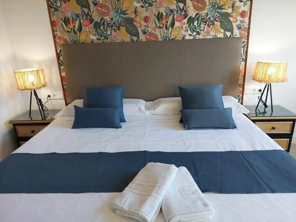 Habitación Superior con cama extragrande — Hostal GARDEN ROUS