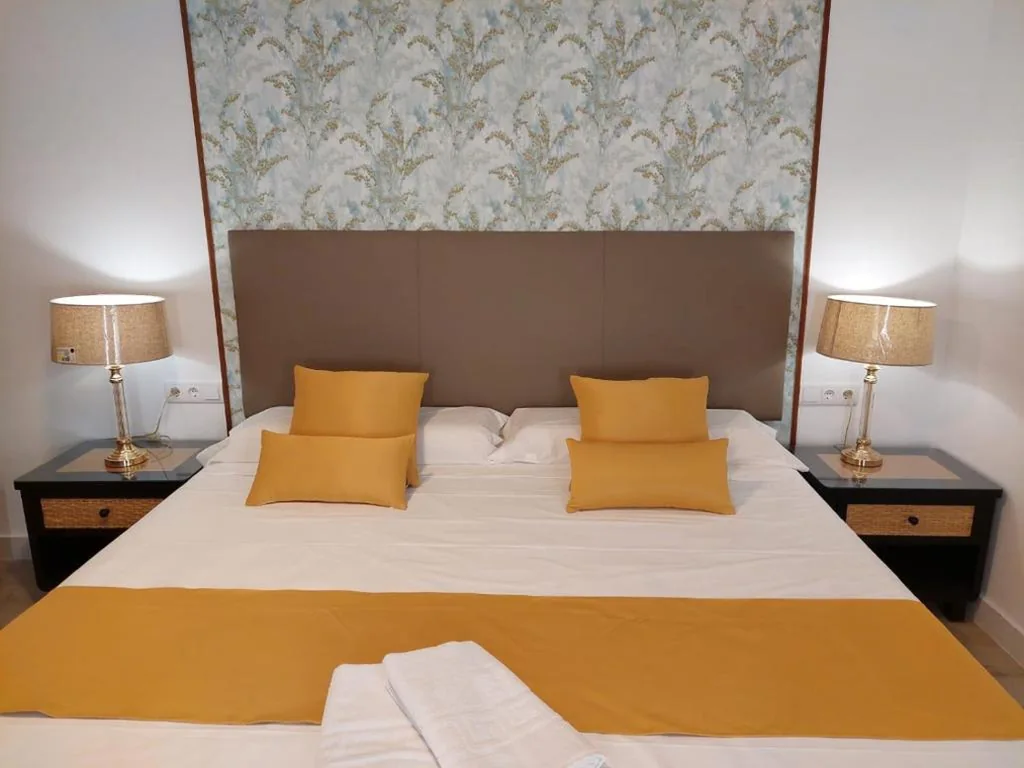 Habitación Superior con cama extragrande — Hostal GARDEN ROUS