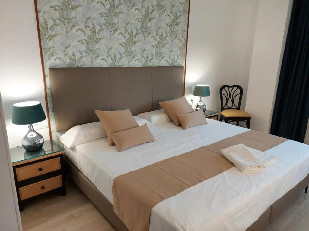 Habitación Superior con cama extragrande — Hostal GARDEN ROUS