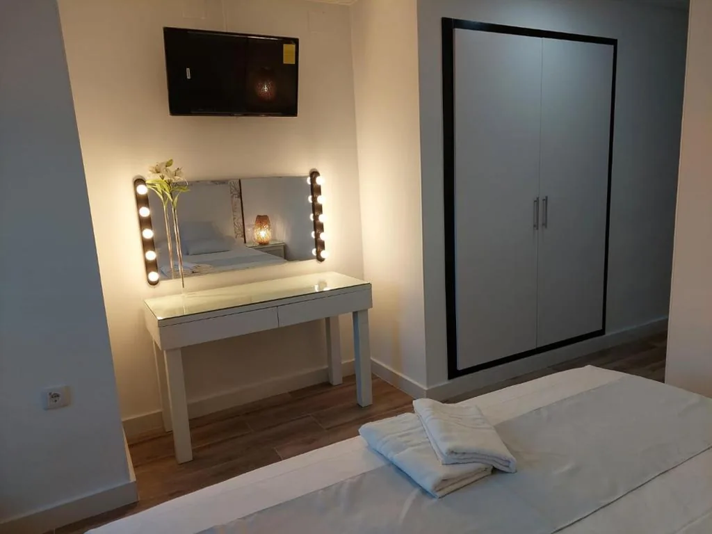 Habitación Superior con cama extragrande — Hostal GARDEN ROUS