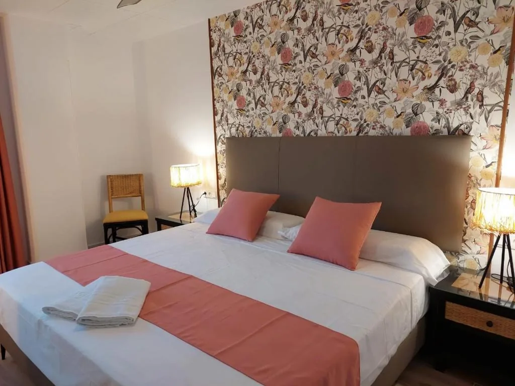 Habitación Superior con cama extragrande — Hostal GARDEN ROUS