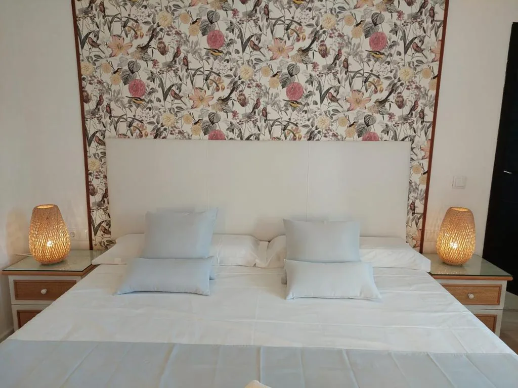 Habitación Superior con cama extragrande — Hostal GARDEN ROUS