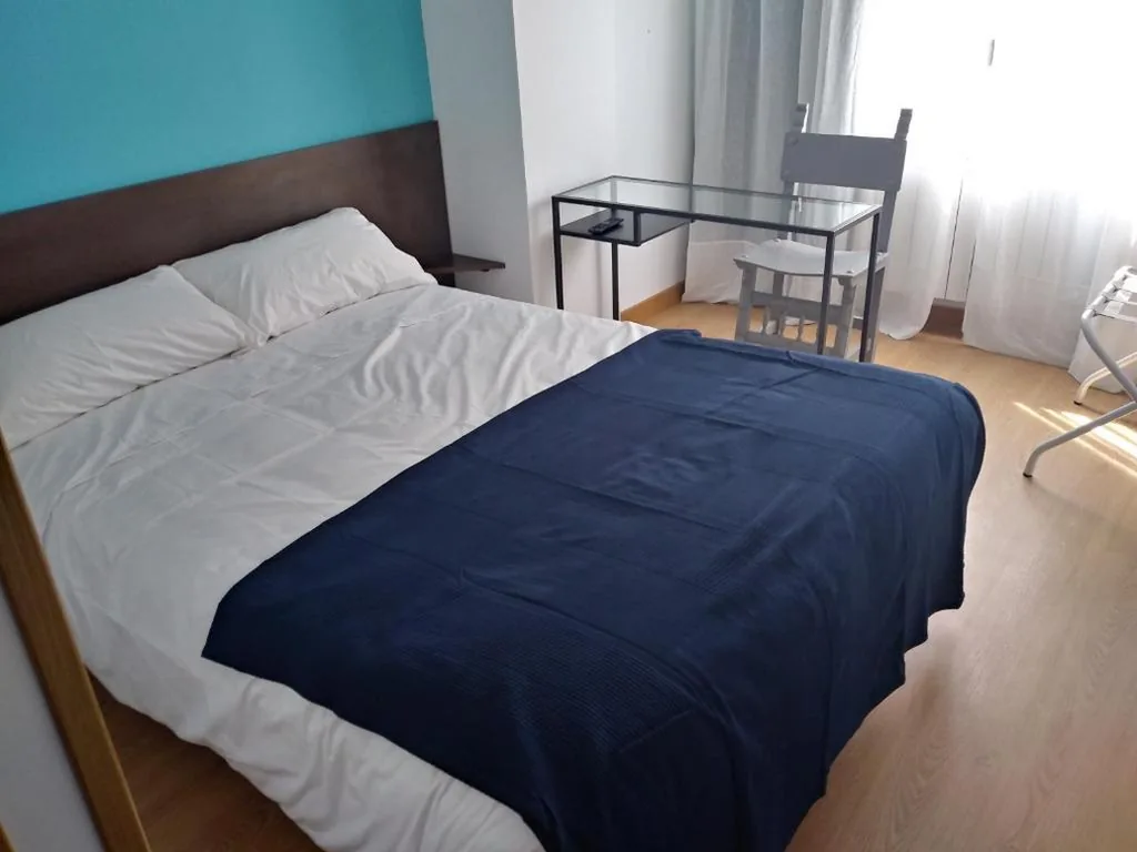 Standardzimmer – 1 großes Bett — Hostal Gemi