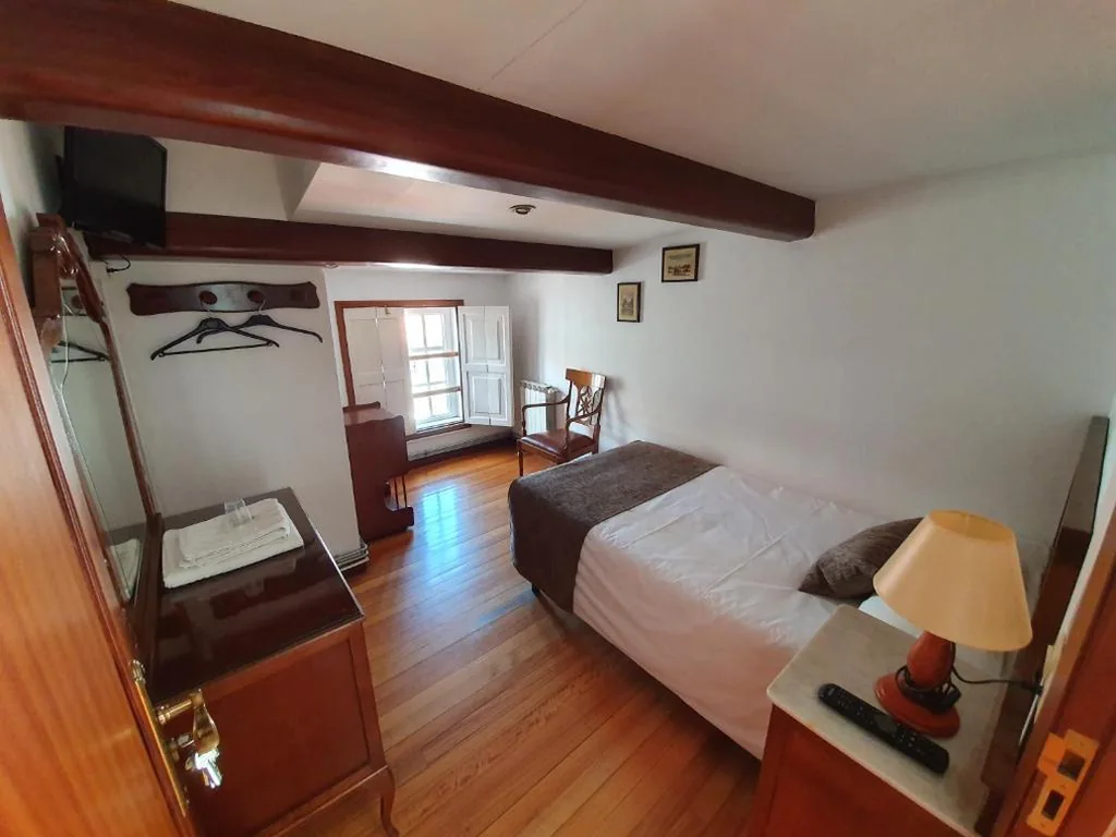 共用バスルーム付きスタンダードシングルルーム — Hostal Giadás