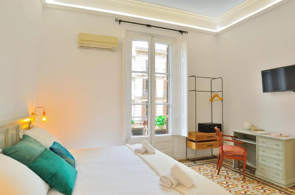 Camera doppia con balcone e bagno in comune - 1 o 2 letti — Hostal Girona