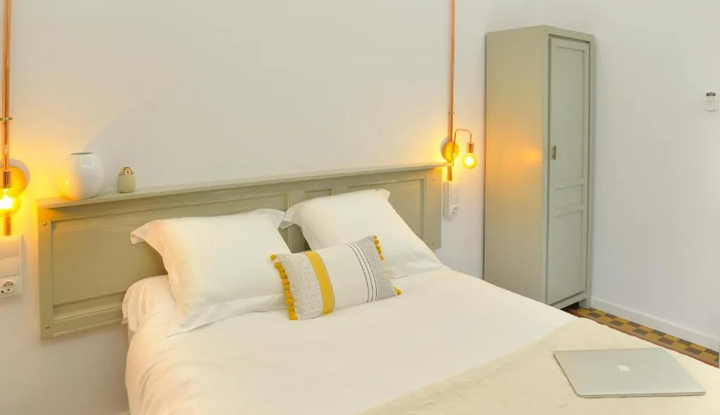 Camera doppia Economy con bagno in comune - 1 o 2 letti — Hostal Girona
