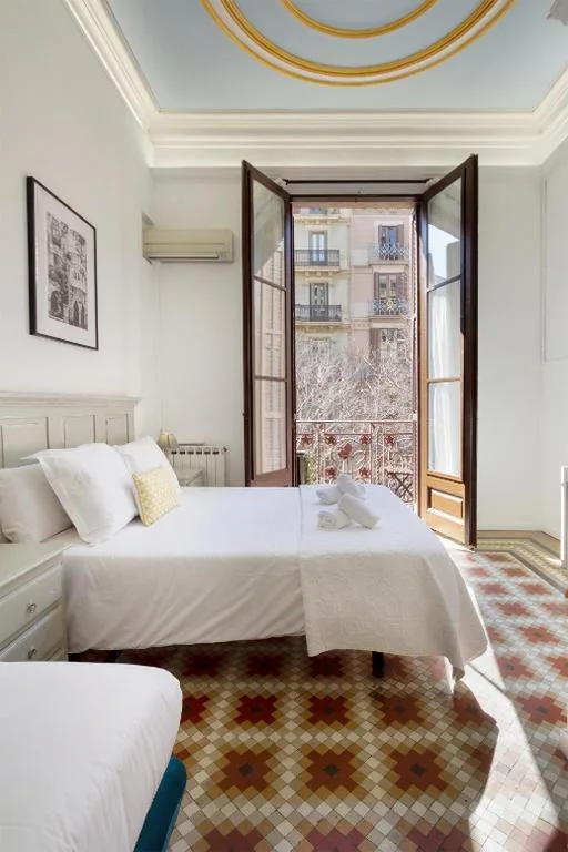 Camera tripla Superior con balcone — Hostal Girona