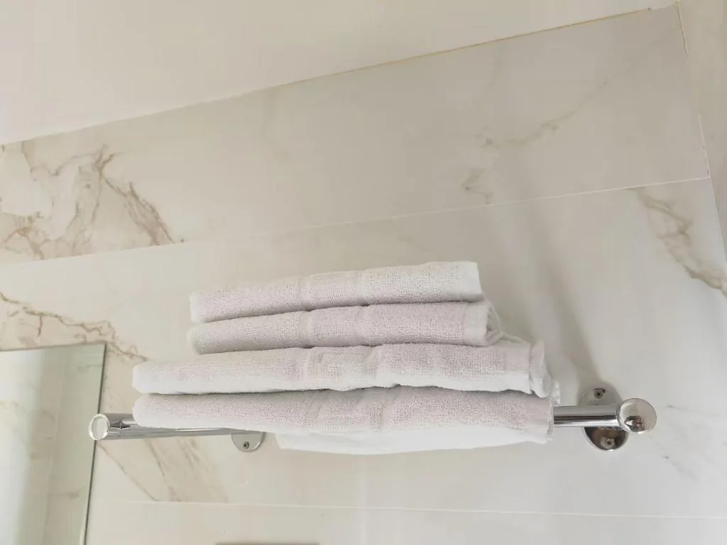 Habitación con cama grande y bañera de hidromasaje — HOSTAL GOLDEN 21***
