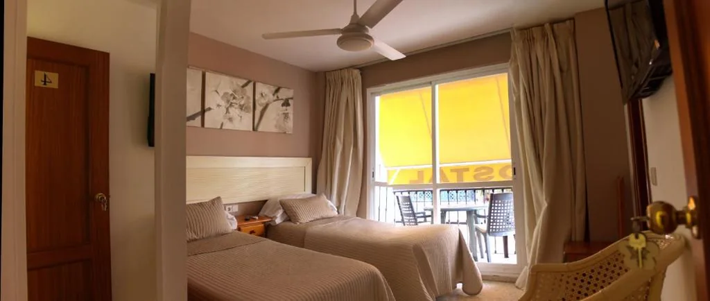 Habitación Doble con balcón - 1 o 2 camas — Hostal Gonzalez