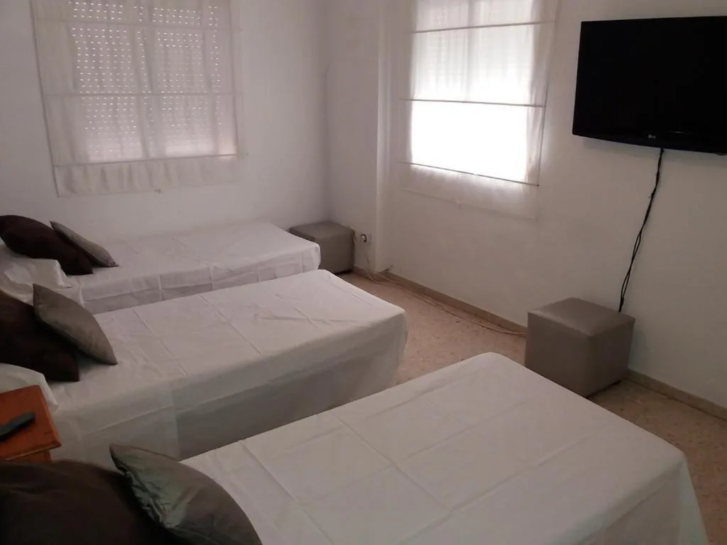 Habitación Triple con baño — Hostal Gonzalez