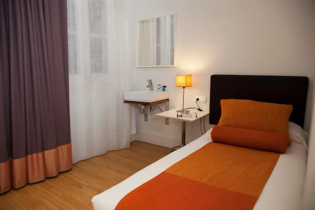 Camera Singola Economica con bagno privato esterno — Hostal Goya