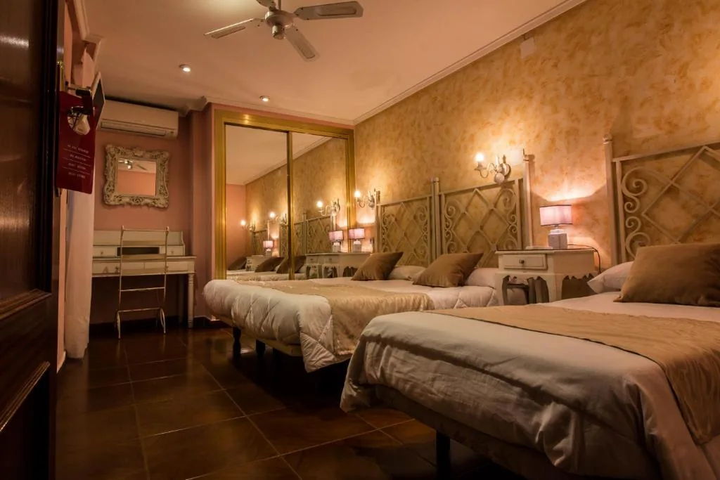 Habitación Triple — Hostal Goya Suites