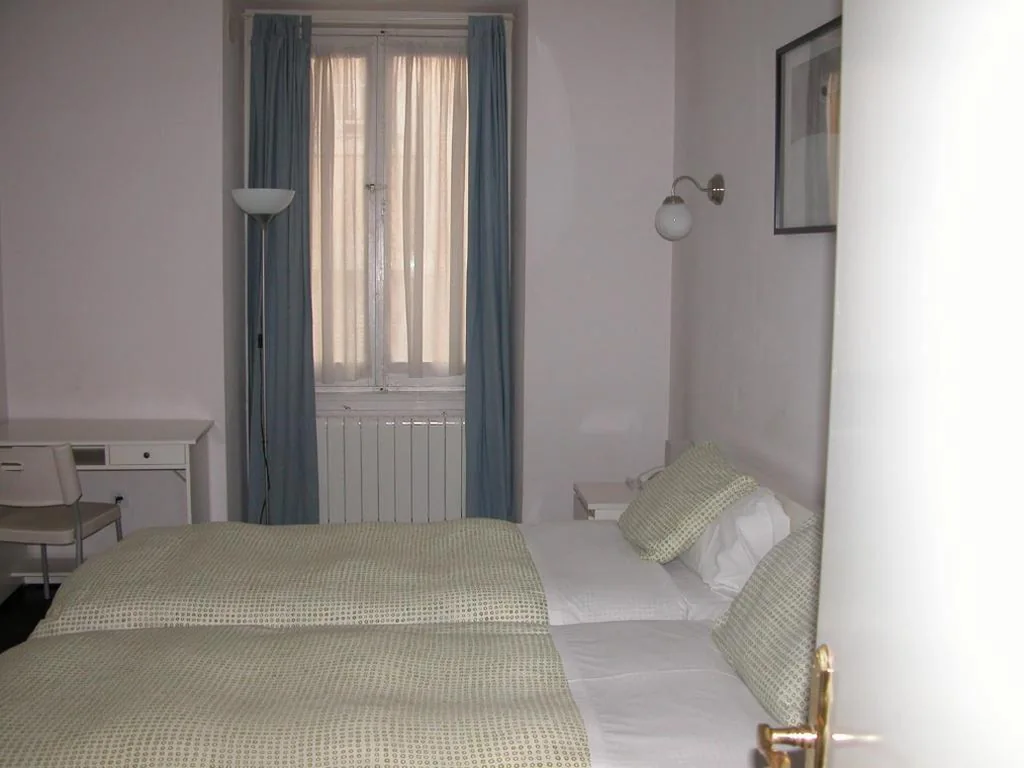 Comfort tweepersoonskamer met 2 bedden — Hostal Goyal Pizarro