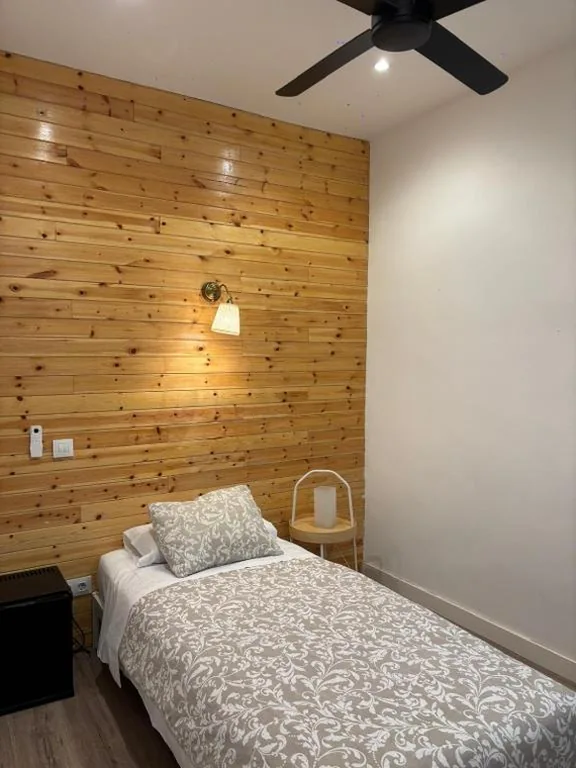 Eenpersoonskamer met eigen badkamer — Hostal Goyal Pizarro