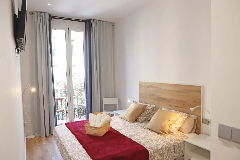 Doppelzimmer mit Balkon — Hostal Gràcia