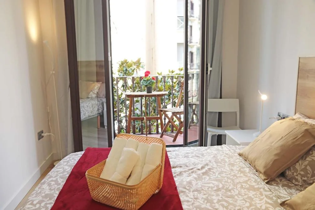 Doppelzimmer mit eigenem Bad — Hostal Gràcia