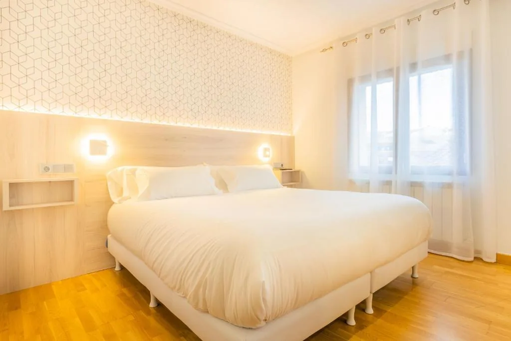 Quarto Standard - Cama extragrande — Hostal Gran Duque