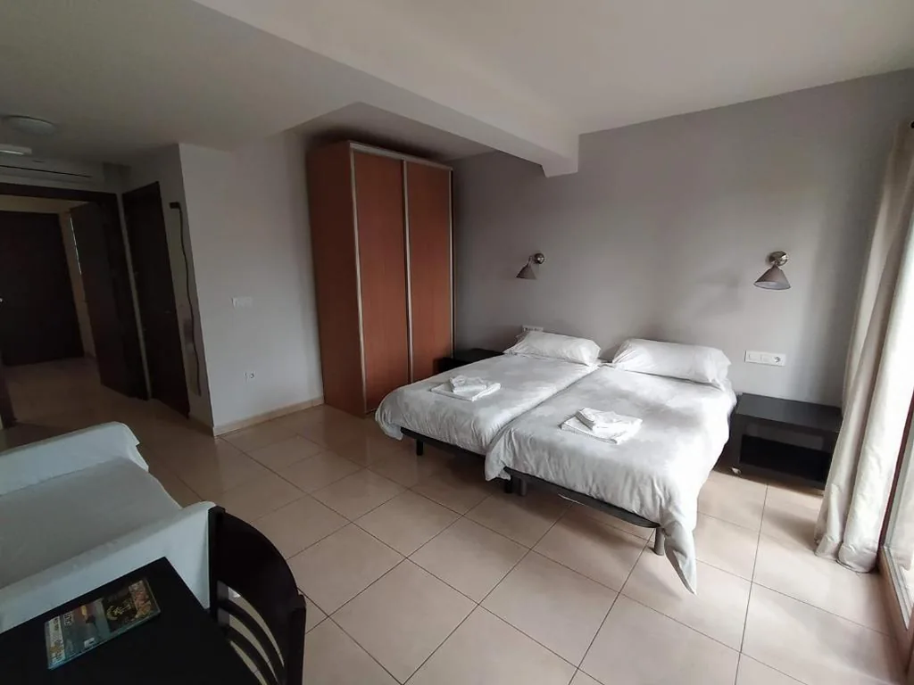 Habitación Doble adaptada para personas con discapacidad - 2 camas — Hostal Gran Sol