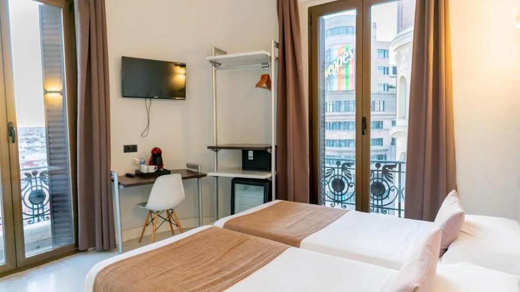 Camera doppia con bagno privato - 2 letti — Hostal Gran Via 44