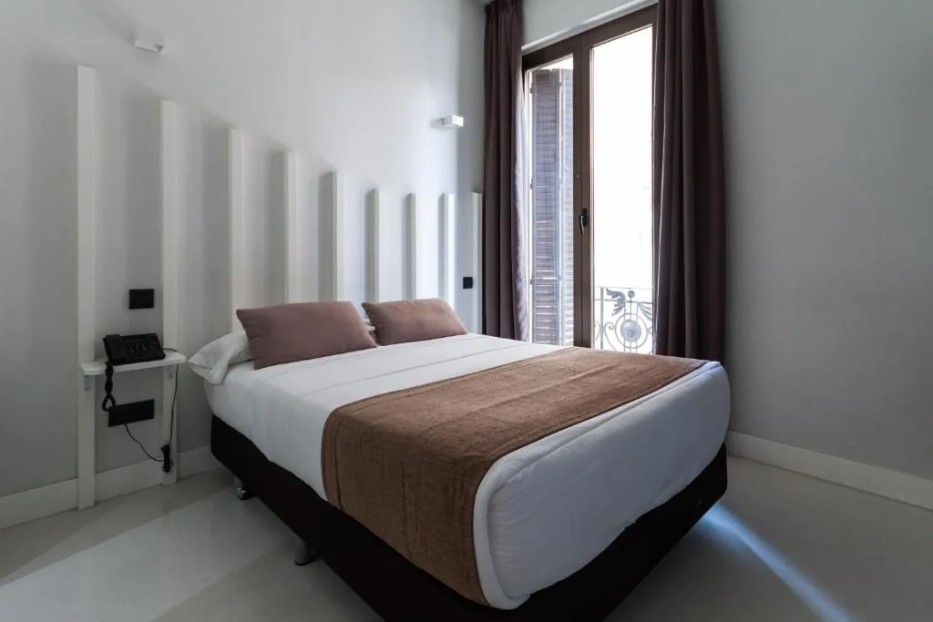 Camera doppia con bagno privato — Hostal Gran Via 44