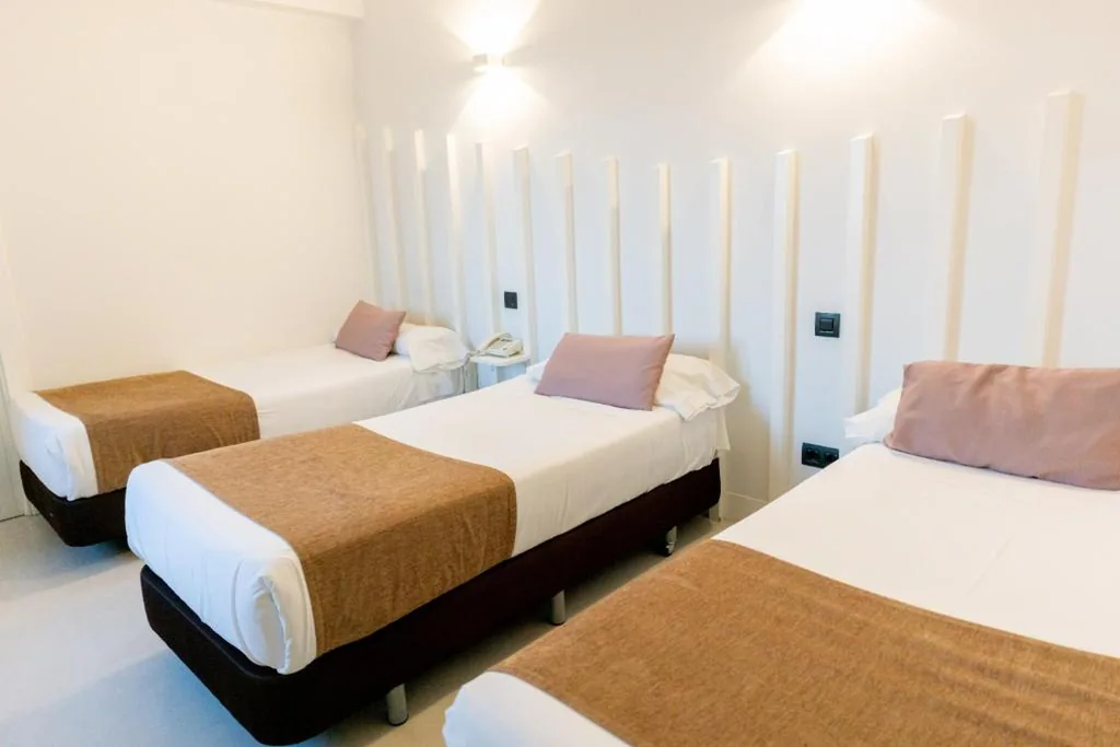 Camera tripla Basic — Hostal Gran Via 44