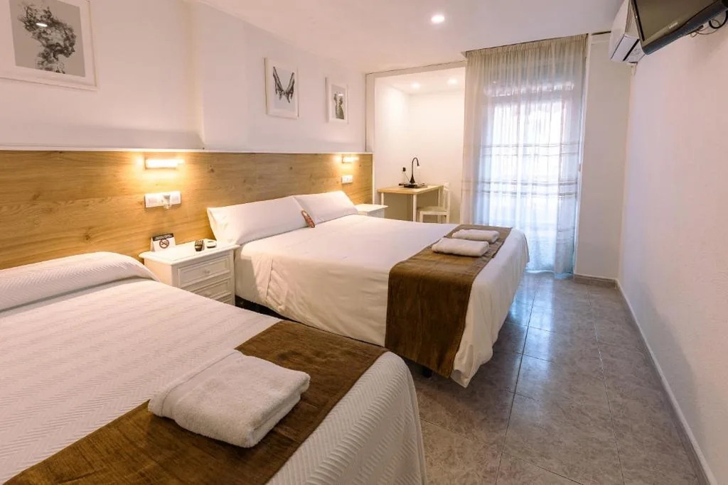 Camera Doppia con letto supplementare — Hostal Gran Vía