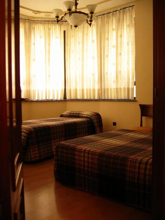 Dreibettzimmer — Hostal Granada