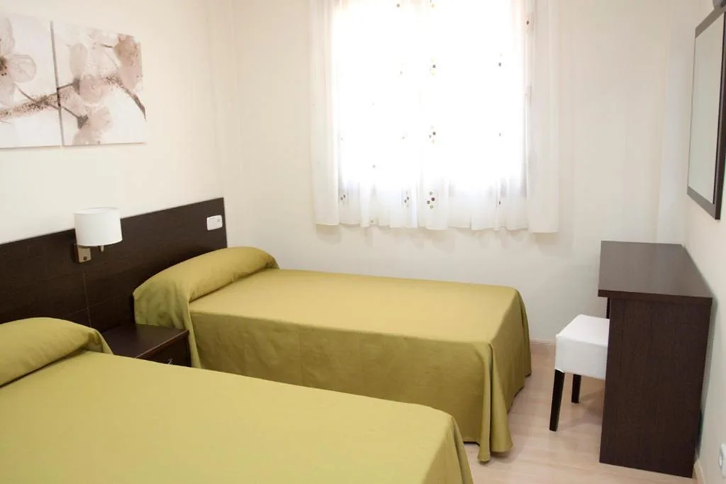 Tweepersoonskamer met extra bed - 2 bedden — Hostal Granado