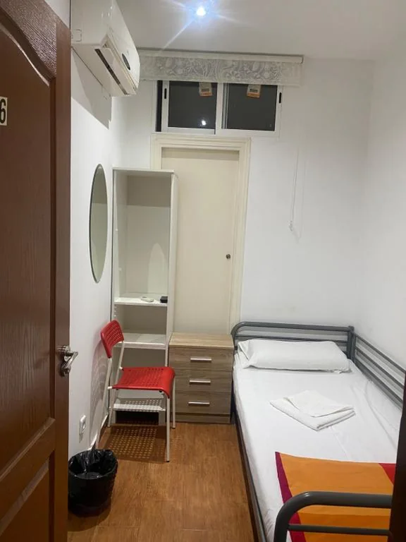 Eenpersoonskamer met gedeelde douche en toilet — Hostal Granvia 628
