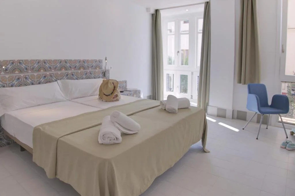 Chambre double avec balcon - 2 lits — Hostal Gravina