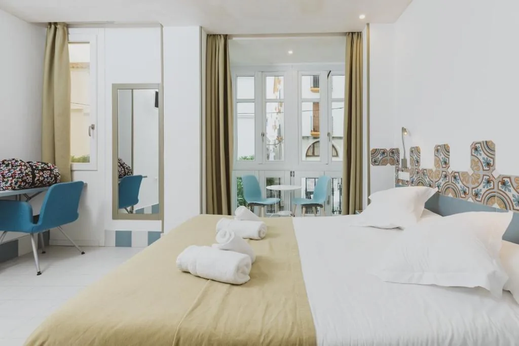 Chambre double avec balcon — Hostal Gravina