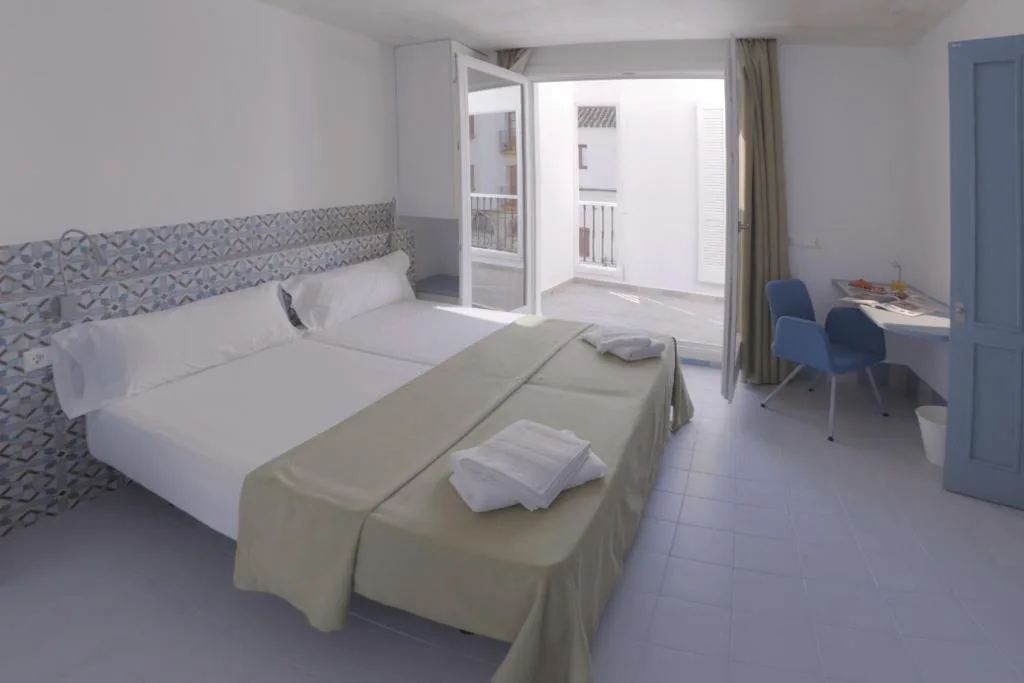 Chambre double avec terrasse - 2 lits — Hostal Gravina