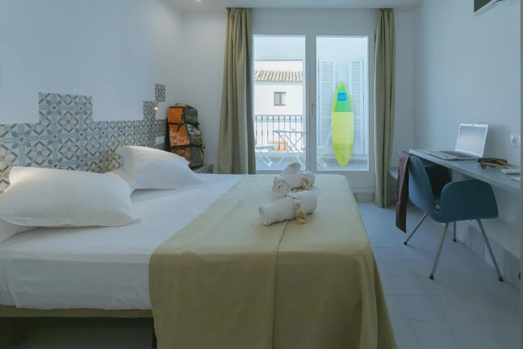 Chambre double avec terrasse — Hostal Gravina