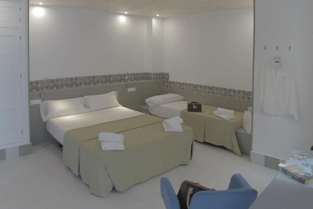 Chambre triple Basique — Hostal Gravina