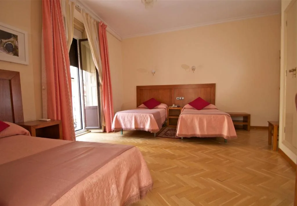 Quarto Duplo com cama extra — Hostal Greco Gran Vía Madrid