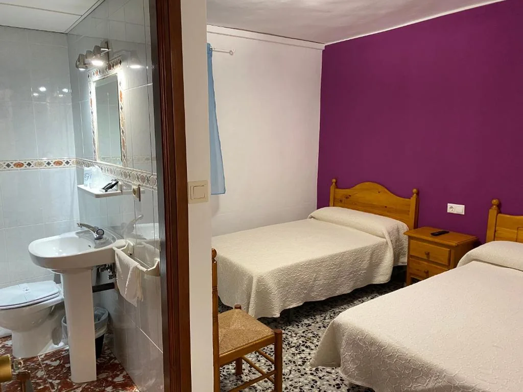Doppelzimmer mit eigenem Bad – 2 Betten — Hostal Grimaldos