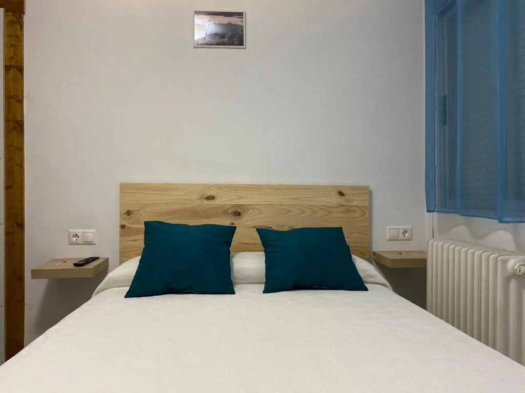 Doppelzimmer mit eigenem Bad — Hostal Grimaldos