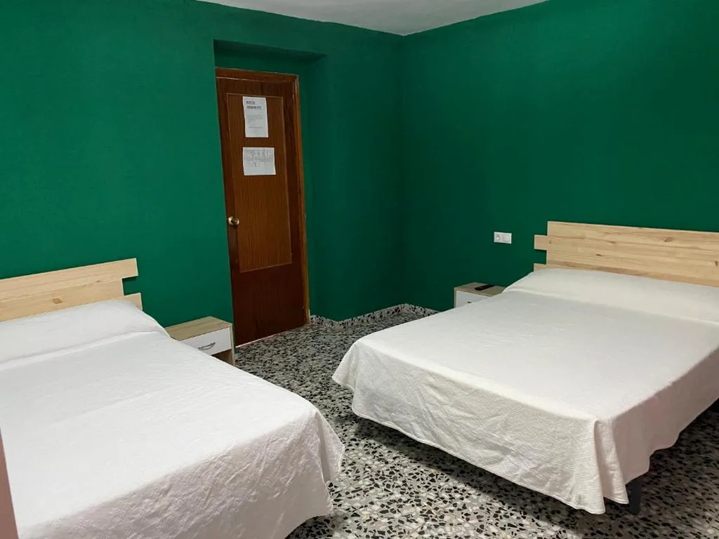 Dreibettzimmer mit eigenem Bad — Hostal Grimaldos