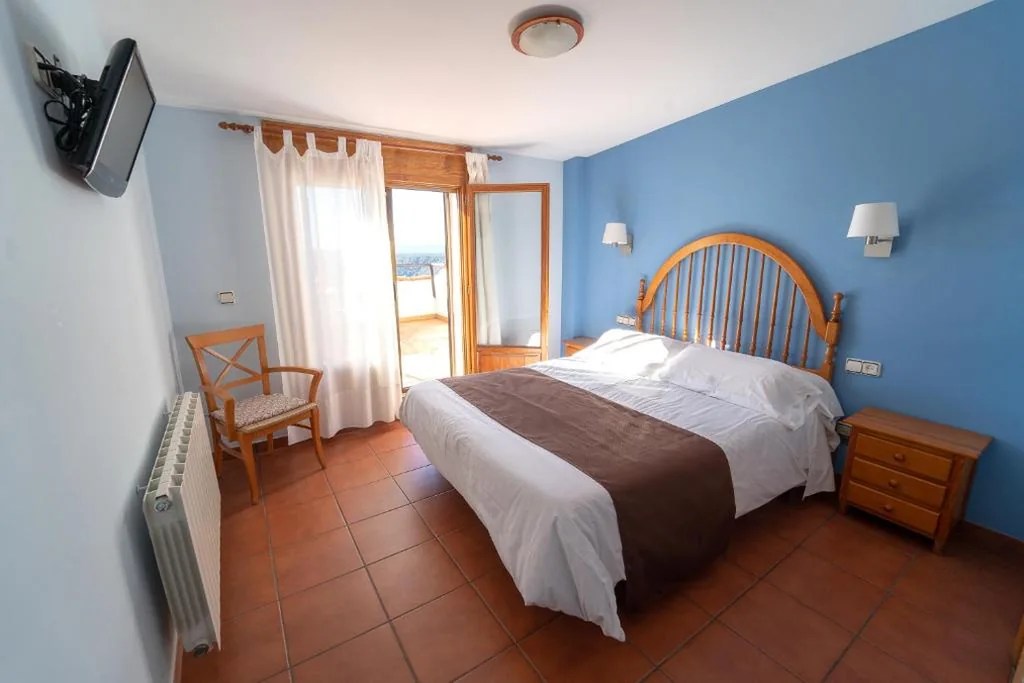 Habitación Doble con terraza — Hostal Gúdar