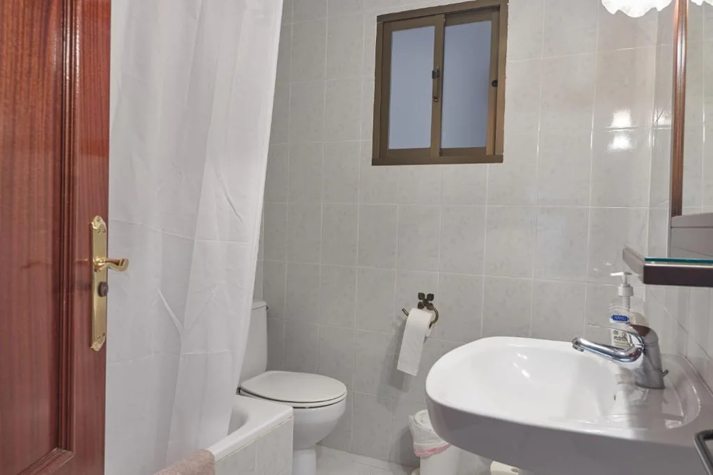 Habitación Doble con baño compartido - 2 camas — Hostal Guerra