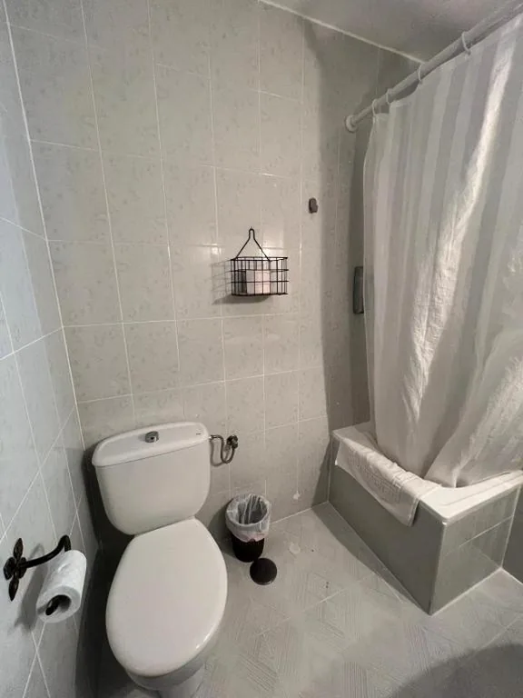 Habitación Individual con baño — Hostal Guerra
