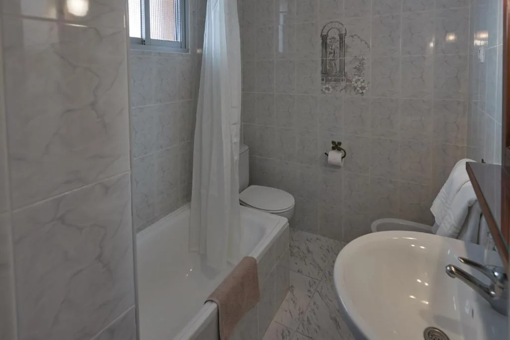 Habitación Triple con baño privado — Hostal Guerra