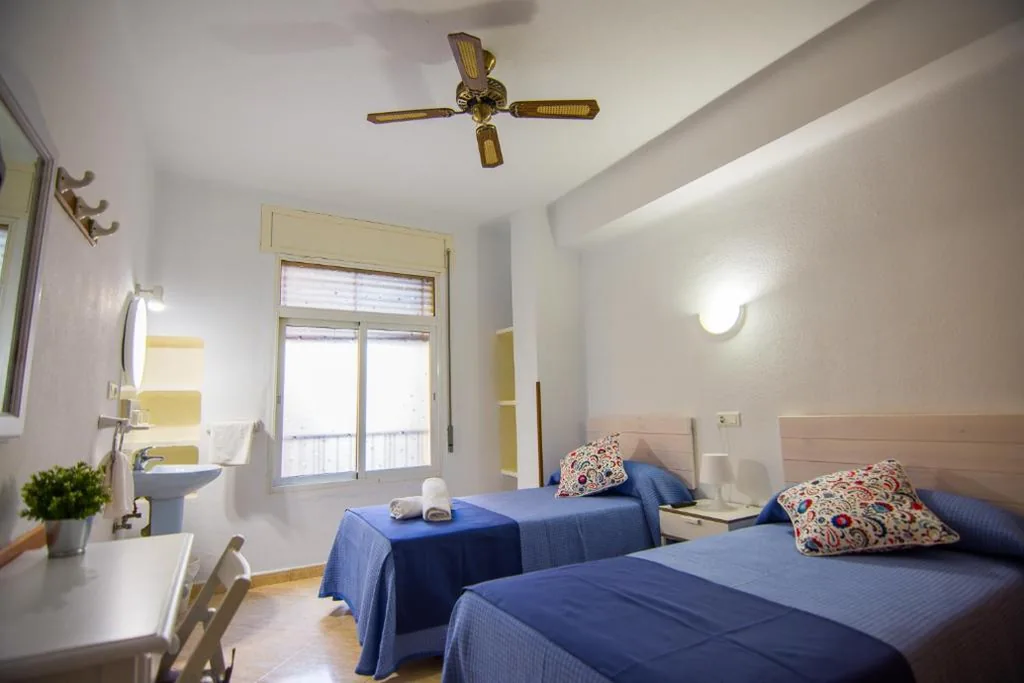 Quarto Duplo com Casa de Banho Partilhada - 1 ou 2 Camas — Hostal Guillot
