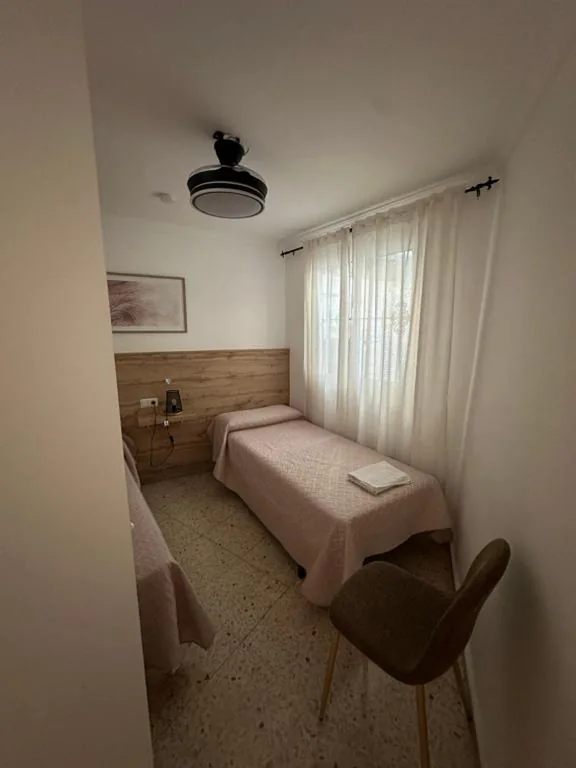 Camera doppia con bagno in comune - 2 letti — Hostal Gutierrez