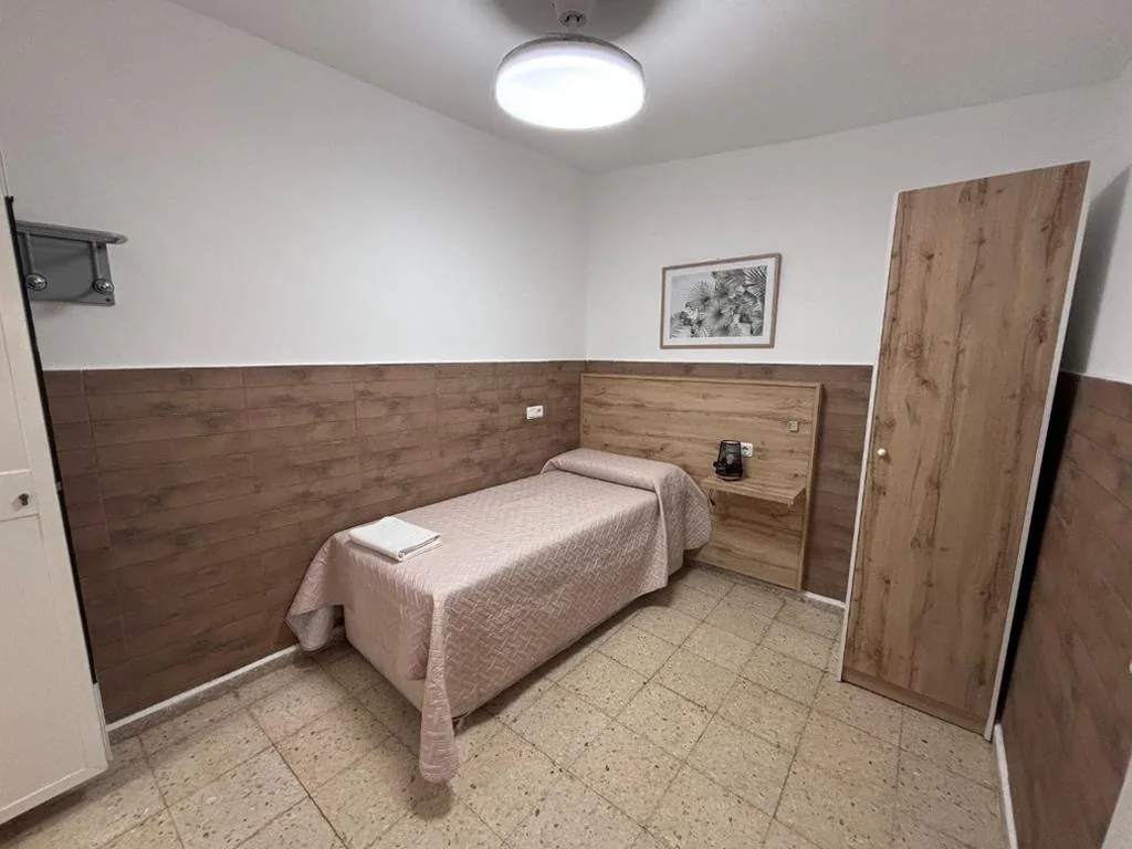 Camera singola con bagno in comune — Hostal Gutierrez