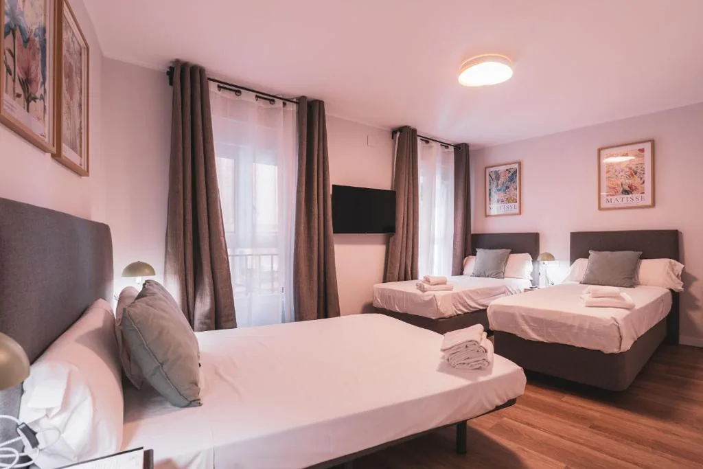 Quadruple Room — Hostal Guzman El Bueno by gaiarooms