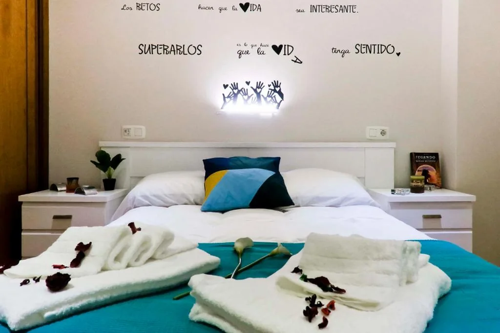 Habitación con cama grande — Hostal Habitaciones Albero