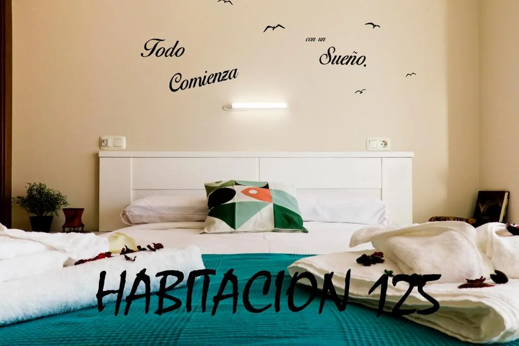 Habitación Deluxe - 1 cama grande — Hostal Habitaciones Albero