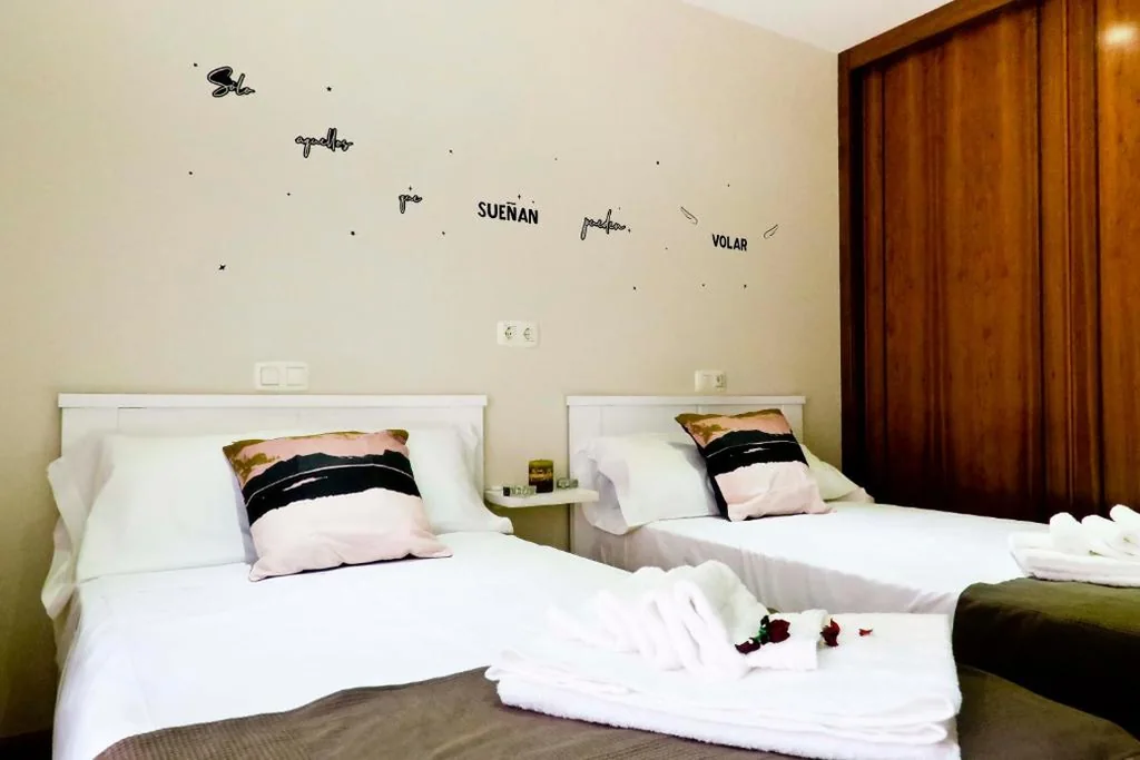 Habitación Doble con baño privado - 2 camas — Hostal Habitaciones Albero