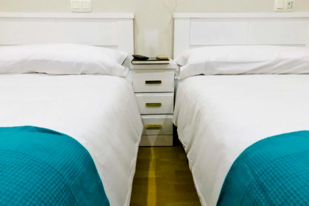 Habitación Doble con ducha - 2 camas — Hostal Habitaciones Albero